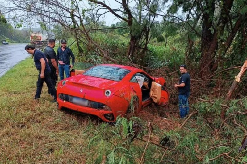 Ferrari com placa de Joinville e avaliada em mais de R$ 1 milh&atilde;o se envolve em acidente no Paran&aacute; – Foto: Reprodu&ccedil;&atilde;o/Internet