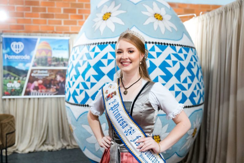Nicole Schroeder, segunda princesa da 38&ordf; Festa Pomerana, pintou um dos ovos da Eier Parade – Foto: Daniel Zimmermann/Divulga&ccedil;&atilde;o/Reprodu&ccedil;&atilde;o/ND