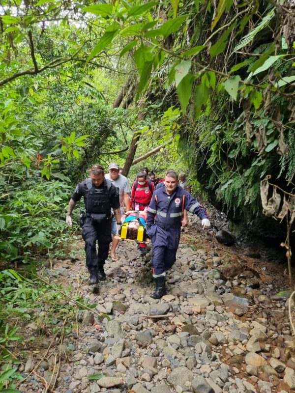 Momentos depois da mulher cair do penhasco com mais de 15 metros – Foto: SAER/Rerodu&ccedil;&atilde;o