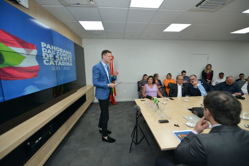 Secret&aacute;rio da Fazenda, Cleverson Siewert, durante exposi&ccedil;&atilde;o da contas do governo – Foto: Eduardo Valente/ND