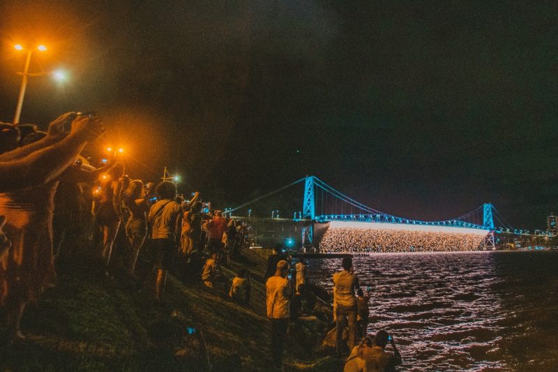 Fogos em estilo cascata na Ponte Hercílio Luz