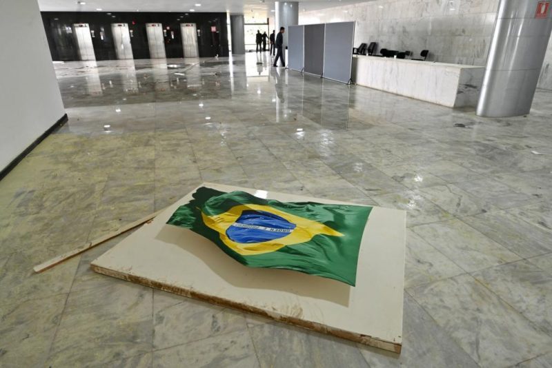 Foto mostra porta ca&iacute;da com uma bandeira do Brasil – Foto: Divulga&ccedil;&atilde;o/Ricardo Stuckert/ND
