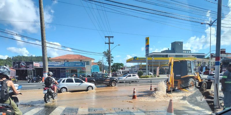 Uma tubula&ccedil;&atilde;o de &aacute;gua foi rompida por uma retroescavadeira que realiza obras no local, o tr&acirc;nsito segue em meia pista neste trecho. – Foto: GMF/Divulga&ccedil;&atilde;o/ND