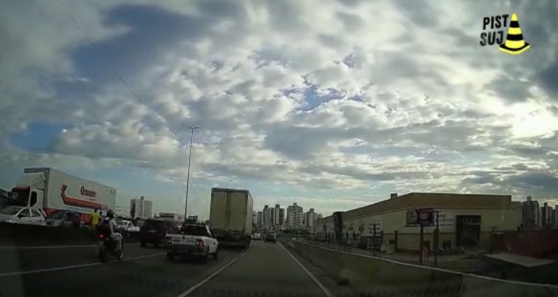 Acidente envolvendo quatro ve&iacute;culos, aconteceu por volta das 7h30, desta segunda – Foto: Pista Suja/Instagram/Reprodu&ccedil;&atilde;o/ND