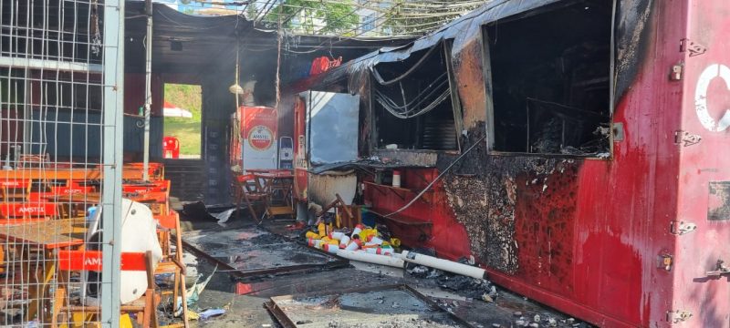 Corpo de Bombeiros Militar informou que, conforme relatos de funcion&aacute;rios, inc&ecirc;ndio come&ccedil;ou em uma fritadeira – Foto: Ana Schoeller/ND