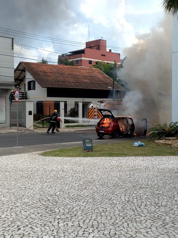 VÍDEO Carro pega fogo em frente a supermercado de Blumenau e assusta moradores da região