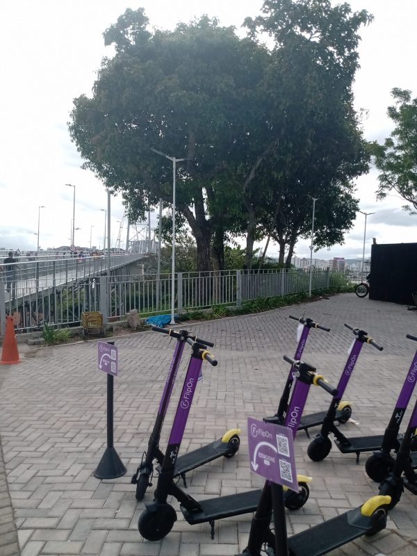 Patinetes na cabeceira insular da ponte Herc&iacute;lio Luz, em Florian&oacute;polis – Foto: Fabio Gadotti/ND