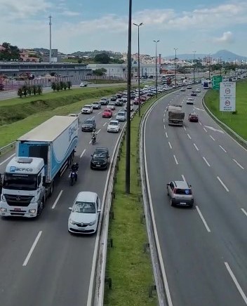 A regi&atilde;o central de Florian&oacute;polis, por volta das 8h55, est&aacute; com bastante lentid&atilde;o por conta de um caminh&atilde;o com problemas mec&acirc;nicos sobre a via. – Foto: GMF/Divulga&ccedil;&atilde;o/ND