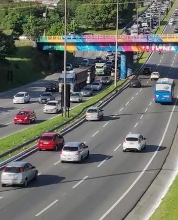 J&aacute; para acessar a Ilha, condutores se deparam com fluxo intenso na cabeceira da ponte Pedro Ivo Campos e no acesso continental pela ponte Herc&iacute;lio Luz. – Foto: GMF/Divulga&ccedil;&atilde;o/ND