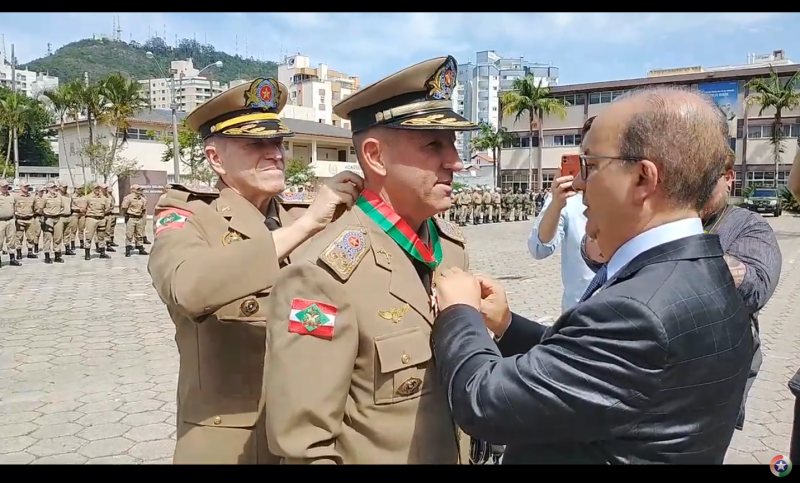 Na ocasião, Pontes foi agraciado com as medalhas Corpo de Tropa, Lealdade e Constância e a Comenda Barriga Verde. &#8211; Foto: PMSC/Divulgação/ND