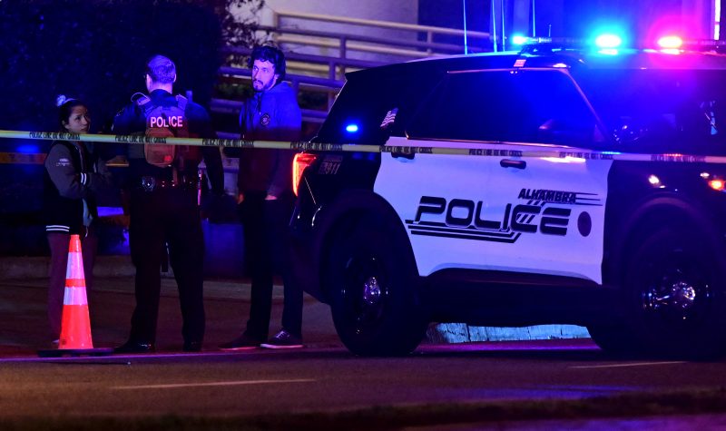 Policiais na cena de tiroteio ap&oacute;s festa em Monterrey Park, Calif&oacute;rnia neste s&aacute;bado (21) – Foto: Frederic J. BROWN / AFP