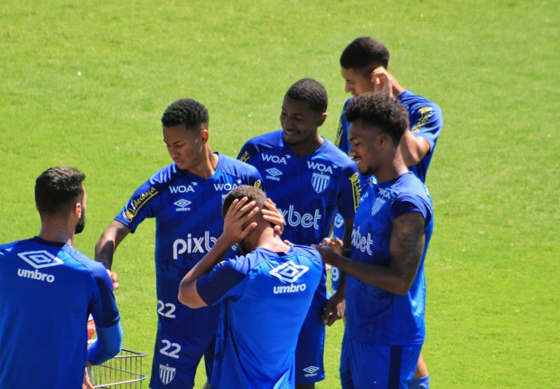 Quem joga? Felipinho (22) ou Gustavo (atrás dele) no Avaí