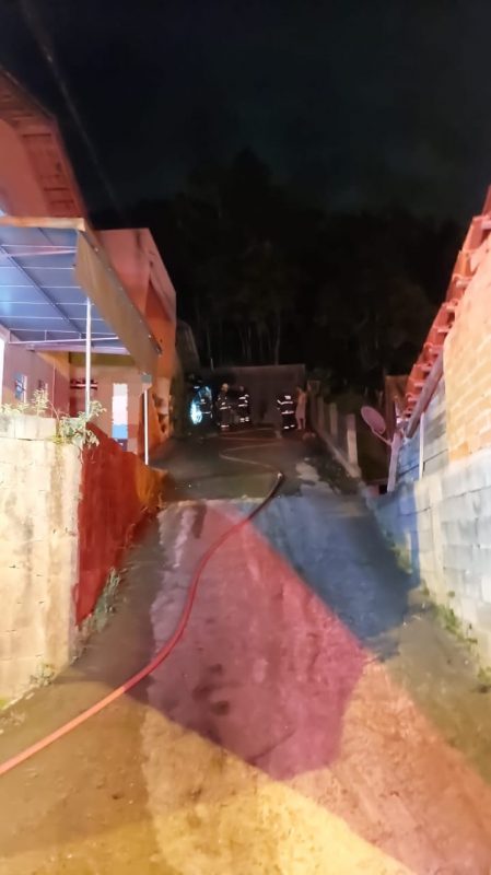 Casa de madeira ficou completamente destru&iacute;da em Gaspar – Foto: Corpo de Bombeiros Militar/Reprodu&ccedil;&atilde;o/ND