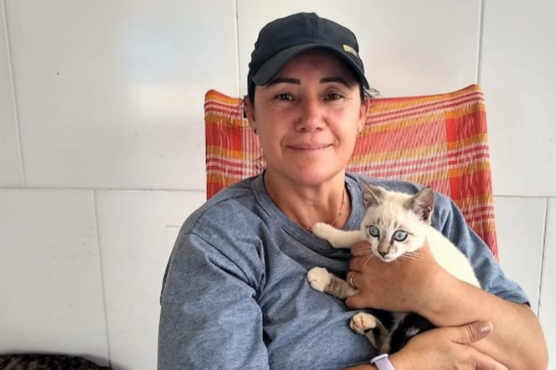 Dona Soeli adotou a filhote que foi encontrada no motor da viatura – Foto: PRF/Divulga&ccedil;&atilde;o/ND