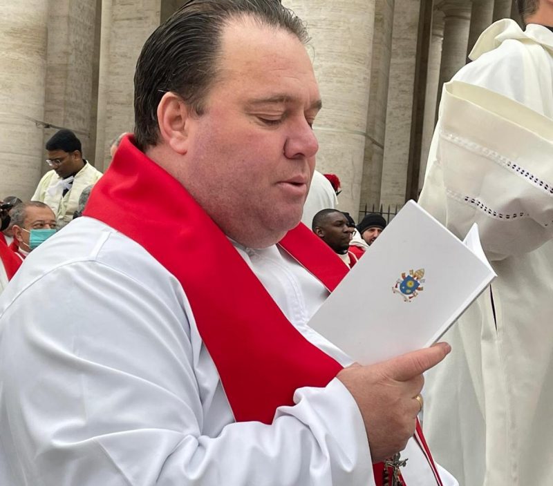 Conheça o padre de SC que concelebrou a encomendação do Papa emérito Bento  16 | ND Mais