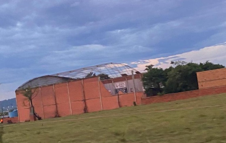 Gin&aacute;sio de esporte teve perda total, segundo Defesa Civil, ap&oacute;s passagem do tornado o munic&iacute;pio na tarde de sexta-feira (13) – Foto: Prefeitura de Sang&atilde;o/Divulga&ccedil;&atilde;o/ND