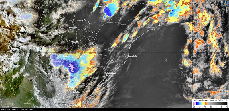 Imagem do sat&eacute;lite GOES 16/NOAA/EUA mostra aproxima&ccedil;&atilde;o de frente fria – Foto: Laborat&oacute;rio de Climatologia da Univali/Reprodu&ccedil;&atilde;o/ND