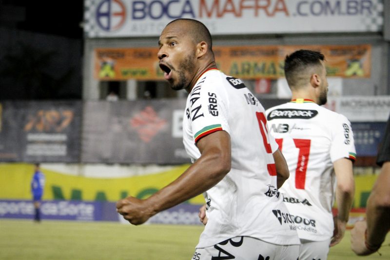 Olávio comemora o primeiro gol do Brusque