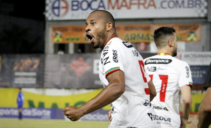Ol&aacute;vio comemora o primeiro gol do Brusque; centroavante tem quatro marcados e mais que 8 das 12 equipes participantes – Foto: Lucas Gabriel Cardoso/Brusque FC/ND