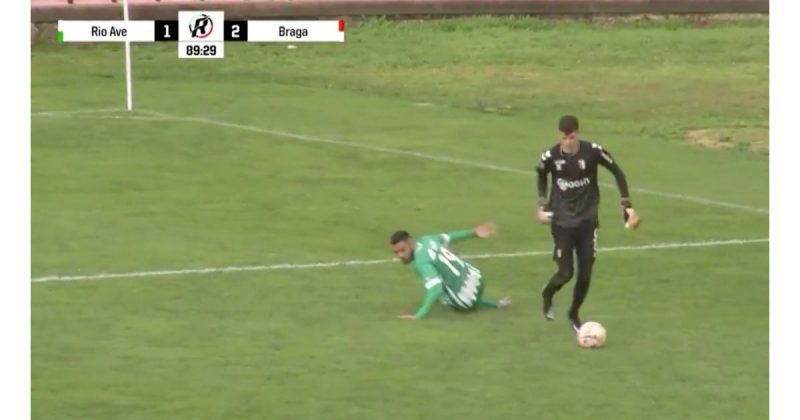 Goleiro d&aacute; o primeiro drible, mas viria outro em seguida – Foto: Reprodu&ccedil;&atilde;o