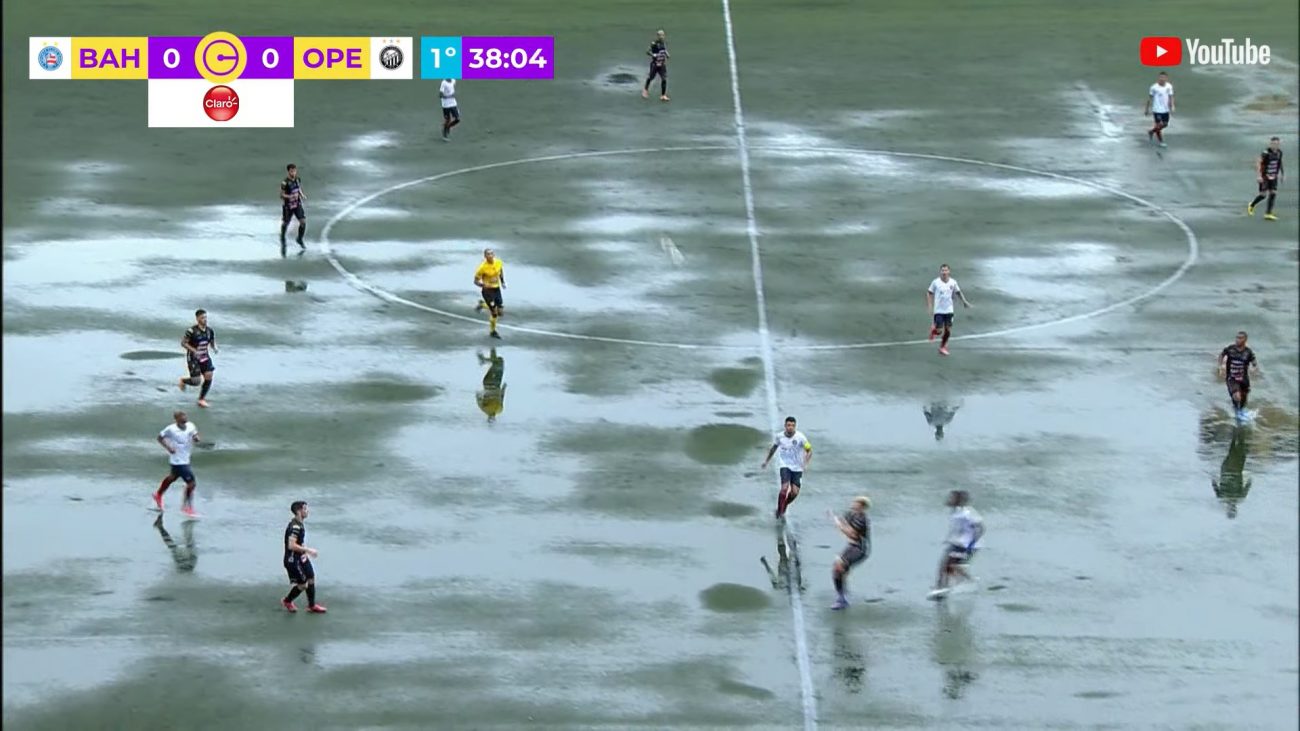 FOTOS: Polo aquático? Jogo da Copinha em campo 'inundado' viraliza na web