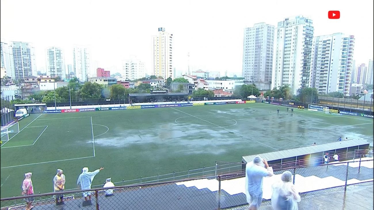 FOTOS: Polo aquático? Jogo da Copinha em campo 'inundado' viraliza na web