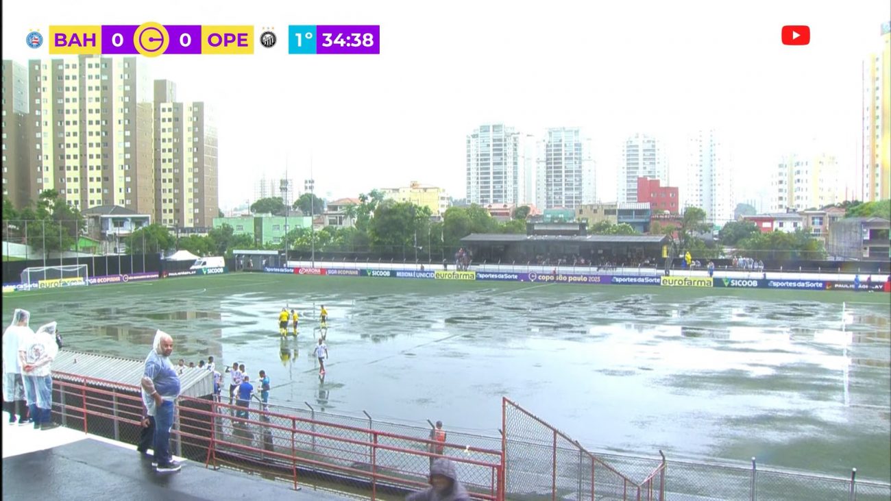 FOTOS: Polo aquático? Jogo da Copinha em campo 'inundado' viraliza na web