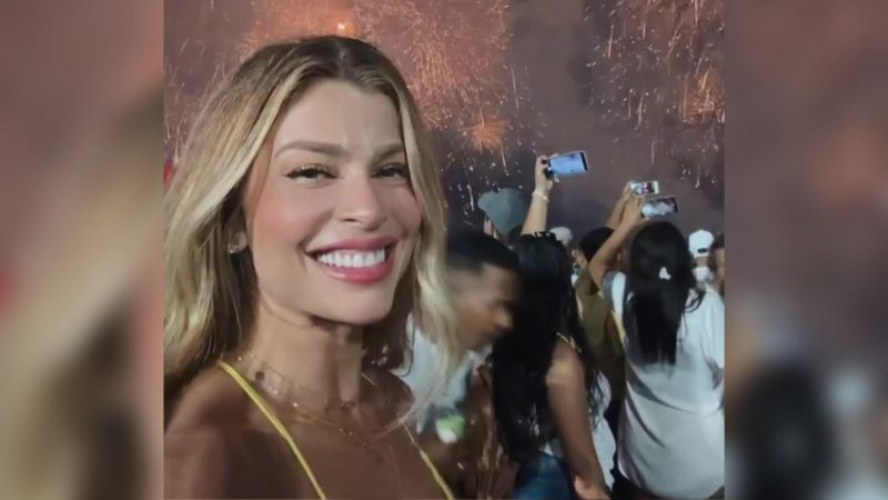 Massafera curtiu o show de fogos na Praia Central – Foto: Reprodu&ccedil;&atilde;o/Internet