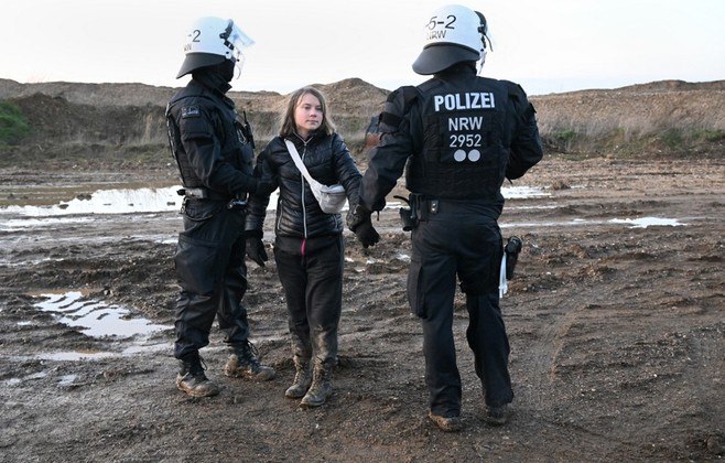 A ativista clim&aacute;tica Greta Thunberg foi presa durante um protesto para evitar a demoli&ccedil;&atilde;o de um vilarejo na regi&atilde;o Oeste da Alemanha – Foto: Wolfgang Rattay/Reuters/Divulga&ccedil;&atilde;o/ND