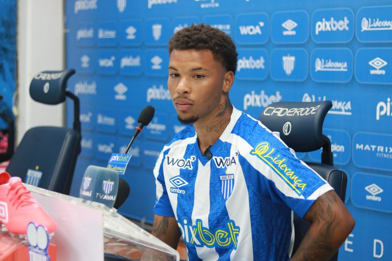 Guilherme Santos durante apresentação no Avaí