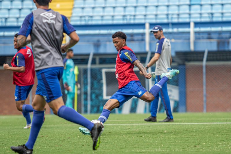Guilherme Santos durante treino do Avaí