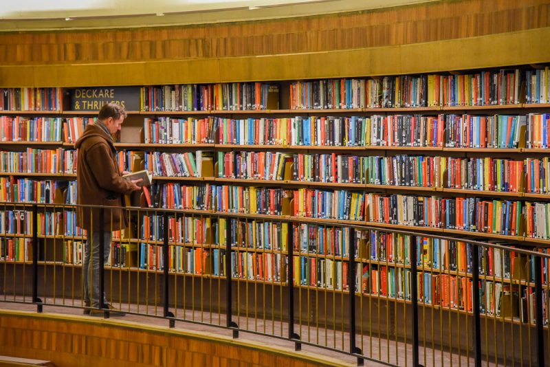 Livrarias abriram mais cedo para os interessados em comprar o livro do pr&iacute;ncipe Harry – Foto: Unsplash/Divulga&ccedil;&atilde;o/ND