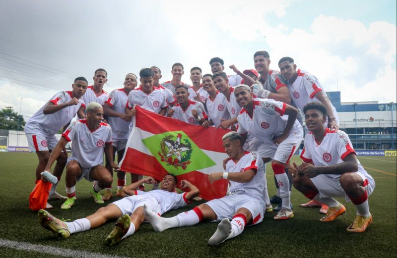 Time levou a bandeira de Santa Catarina para vibrar o momento vivido pelo clube; hist&oacute;rico – Foto: Luciano Claudino/Herc&iacute;lio Luz FC/Divulga&ccedil;&atilde;o/ND