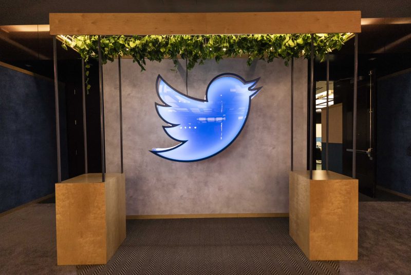P&aacute;ssaro azul do Twitter foi vendido em um leil&atilde;o nesta quarta (18) por U$ 100 milh&otilde;es (equivalente a R$ 520 milh&otilde;es) – Foto: HERITAGE GLOBAL PARTNERS / AFP