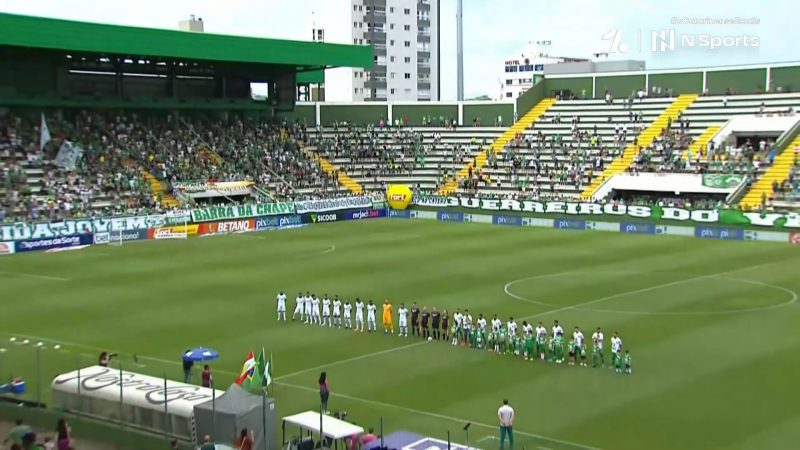Hino 'sem fim' atrasou o início de Chapecoense x Avaí na Arena Condá