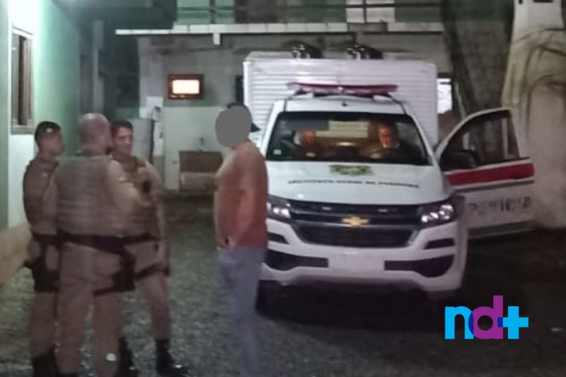 Homem foi morto a tiros no bairro Morro do Meio – Foto: Juliano Masselai/NDTV