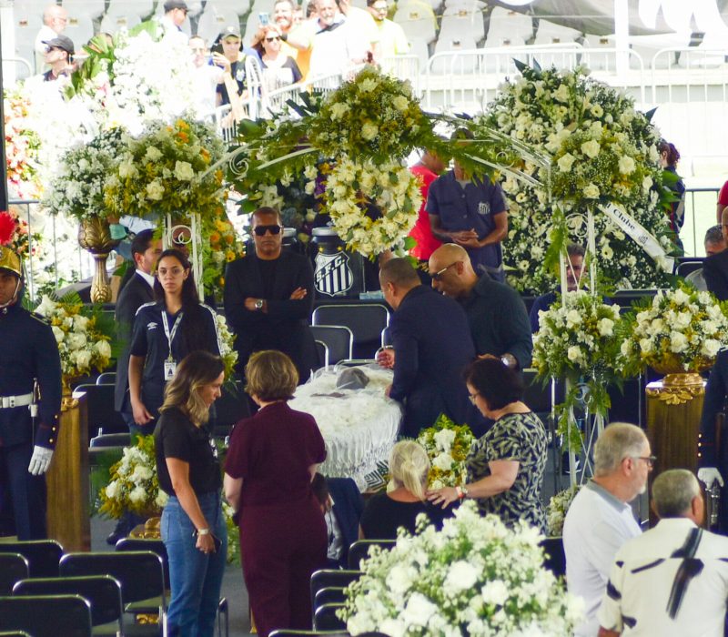Pai de Neymar compareceu ao enterro de Pelé