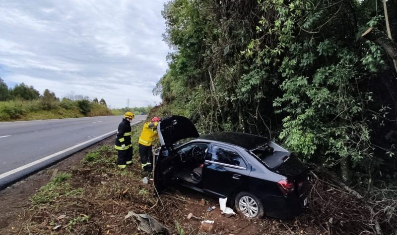 No carro estavam cinco pessoas de uma mesma fam&iacute;lia. &mdash; Foto: Corpo de Bombeiros/Reprodu&ccedil;&atilde;o/ND