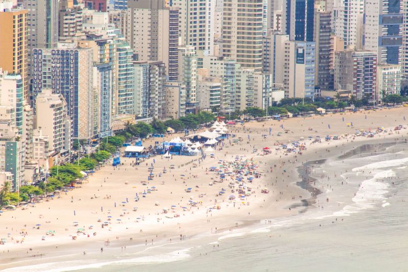 Imagem aérea mostra praia de Balneário Camboriú e prédios famosos da cidade