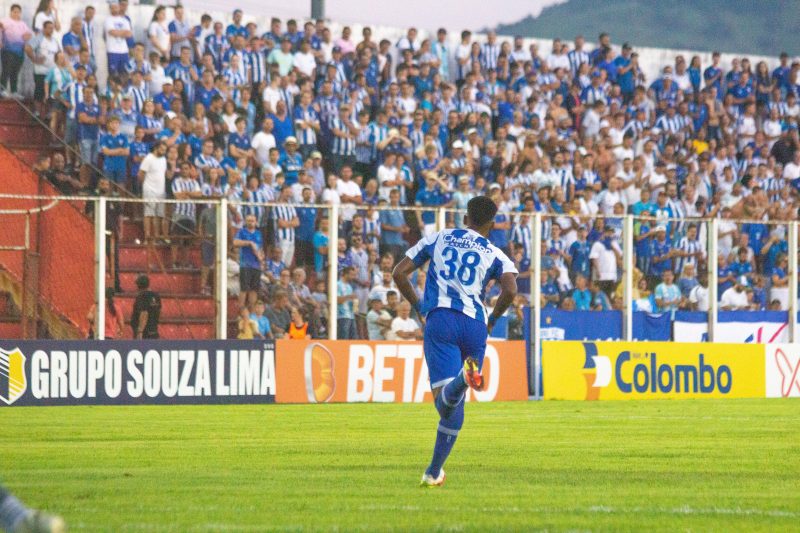 P&eacute;ssima noite para o Ava&iacute; diante do Herc&iacute;lio Luz em Tubar&atilde;o – Foto: Andr&eacute; Palma Ribeiro/Ava&iacute;