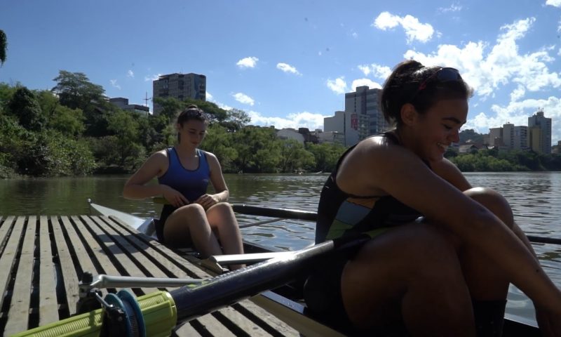 Lav&iacute;nia Pacheco (esq.) rema desde 2016, e v&ecirc; polui&ccedil;&atilde;o crescer “dia ap&oacute;s dia” no rio – Foto: Marcelo Feble/Reprodu&ccedil;&atilde;o NDTV