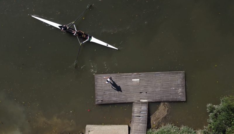 Roque Zimermann e alunas do Clube N&aacute;utico Am&eacute;rica usufruem do rio Itaja&iacute;-A&ccedil;&uacute;, em Blumenau – Foto: Marcelo Feble/Reprodu&ccedil;&atilde;o NDTV