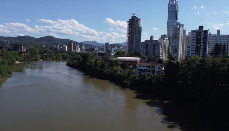 Paisagem evidencia a urbaniza&ccedil;&atilde;o nas margens do Itaja&iacute;-A&ccedil;&uacute; – Foto: Marcelo Feble/Reprodu&ccedil;&atilde;o NDTV