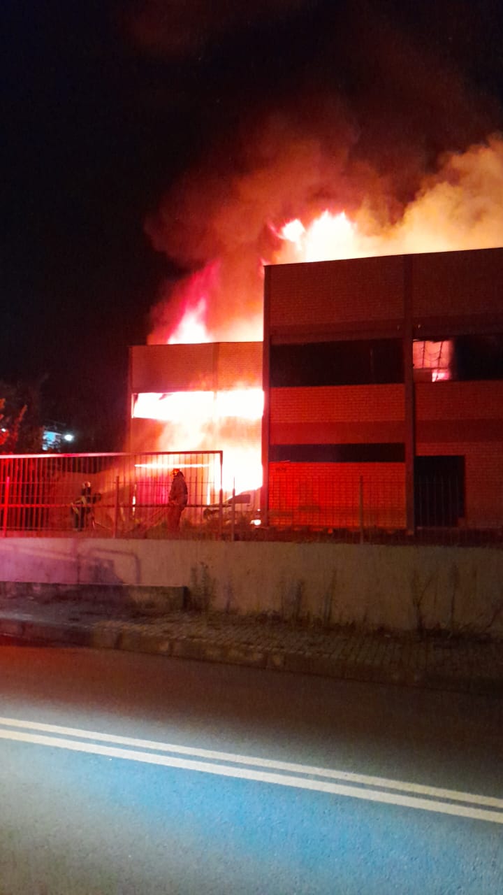 Fire destroys textile factory shed in Fortaleza Alta - Social Networks/Disclosure/ND