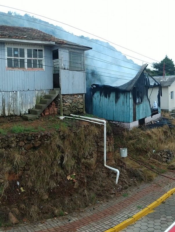 Por ter uma estrutura unifamiliar, madeira e alvenaria, na parte de madeira a casa est&aacute; totalmente destru&iacute;da – Foto: Corpo de Bombeiros de Santa Catarina/Reprodu&ccedil;&atilde;o/ND