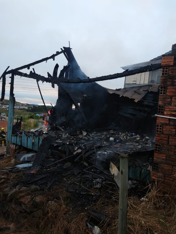 Foram montadas duas equipes, uma para combater o fogo da casa e outra para proteger a resid&ecirc;ncia ao lado – Foto: Corpo de Bombeiros de Santa Catarina/Reprodu&ccedil;&atilde;o/ND