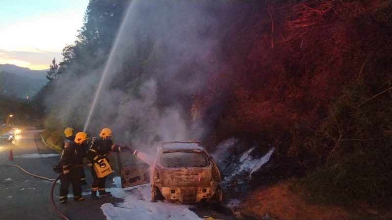 FOTOS: Carro pega fogo e fica completamente destru&iacute;do em Brusque – Foto: Corpo de Bombeiros Militar/Reprodu&ccedil;&atilde;o/ND