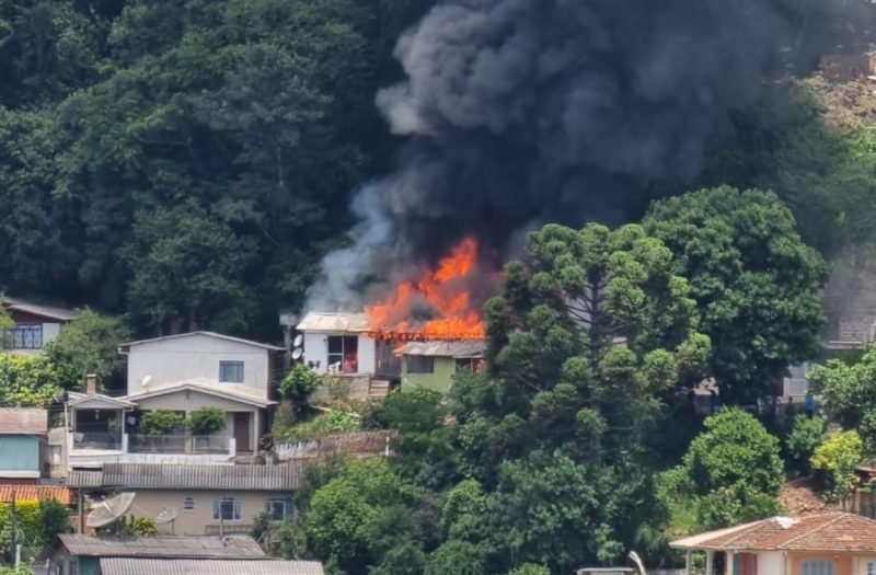 Ao menos duas casas pegaram fogo na tarde desta quarta-feira (4), em Herval d’Oeste – Foto: Redes sociais/Divulga&ccedil;&atilde;o/ND
