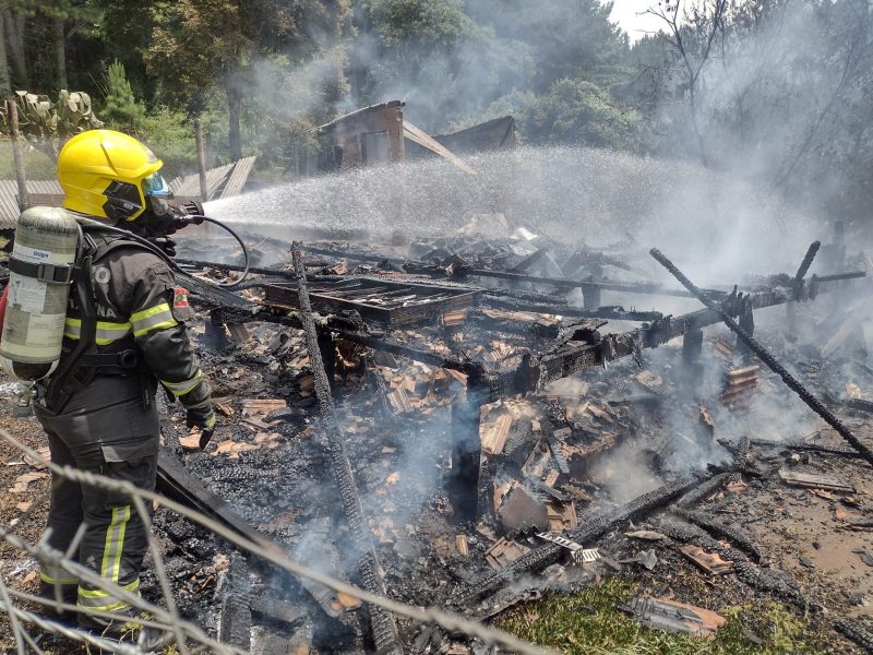 Casa ficou completamente destru&iacute;da em inc&ecirc;ndio registrado nesta sexta-feira (13) no interior de Santa Cec&iacute;lia, no Meio-Oeste catarinense – Foto: Corpo de Bombeiros/Divulga&ccedil;&atilde;o/ND