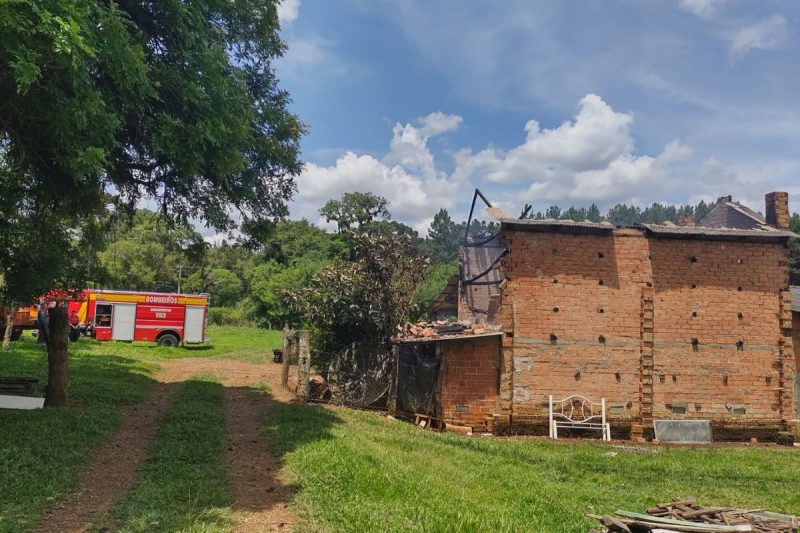 Estufa de fumo pegou fogo em Papanduva – Foto: CBM/Divulga&ccedil;&atilde;o